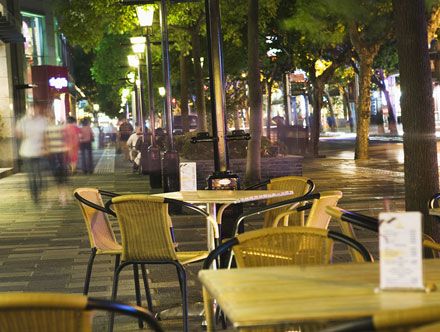 おすすめ深夜バイト|年齢制限は?女子学生・女性でも働けますか?