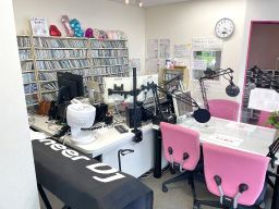 事務所の隣はエフエム戸塚のDJブースが♪