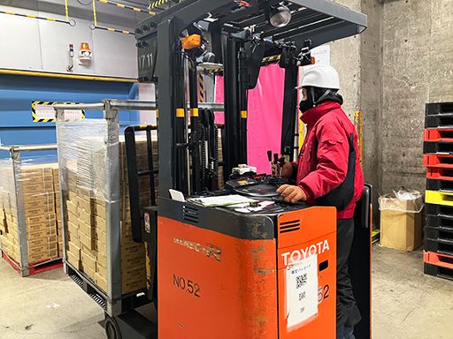日勤の倉庫内リーチリフト作業員募集！